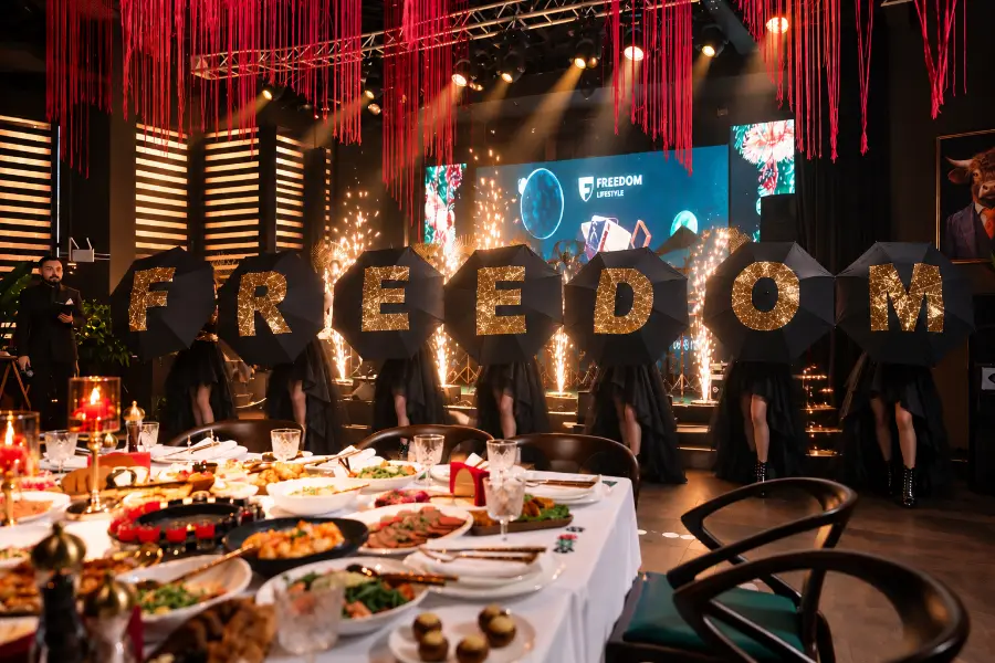 Шоу-открытие корпоратива: буквы FREEDOM и холодные фонтаны в зале
